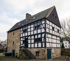 Er liegt direkt am wanderweg, etwa 70 zentimeter unterhalb des dorfangerniveaus auf der zum haus am quall gehörenden fläche. Datei Haus Am Quall M1 Jpg Wikipedia