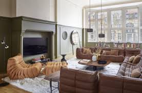 It has formal and traditional setting with curvilinear shape. Sofas Furniture Archello