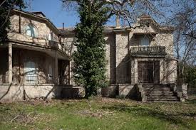 Ενώ εκκενώθηκαν αδάμες, ολυμπιακό χωριό, βαρυμπόμπη, θρακομακεδόνες καθώς και μεγάλο τμήμα του κρυονερίου, υπήρξε ανησυχία για τα λεγόμενα «βασιλικά κτήματα» στο τατόι. Tatoi H Istoria Toy Stoixeiwmenoy Anaktoroy Ta Nea