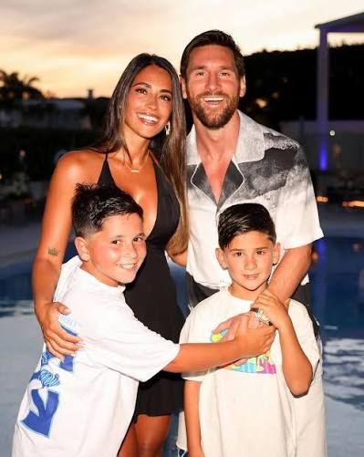 Antonela Roccuzzo celebró el cumpleaños de Lionel Messi con una emotiva  foto familiar. El futbolista celebró sus 38 años de edad. Fotos. Antonela  Roccuzzo. #messi