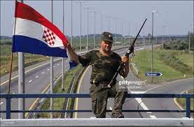 Kun kroatia oli osa jugoslaviaa , lippu oli sama lukuun ottamatta viisisakaraista punaista tähteä keltaisine ääriviivoineen keskellä. 470 Yugoslavian Wars In 90s Ideas Armeija Skorpioni Olympialaiset