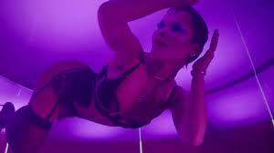 Rita ora performs bang bang on dancing on ice listen to 'bang', the new ep by rita ora x imanbek ft. Rita Ora Packt Ihren Hintern Und Krummt Sich In Hosentragern Und Spitzen Dessous Im Teaser Fur Sexy Neue Musikvideos Aktuelle Boulevard Nachrichten Und Fotogalerien Zu Stars Sternchen