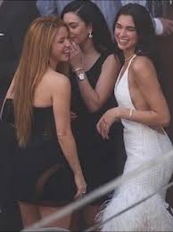 👰🏻‍♀️ | Nuevas imágenes de Shakira durante las celebraciones de la boda  de Dua Lipa y Callum Turner en Palermo, Italia. La artista colombiana  asistió brevemente al evento celebrado el pasado 5