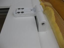 Bunun sebebini öğrenmek için incelediğimde menteşenin eğilmiş olduğunu ve bu yüzden kapının tam kapanmadığını kırık olan üç tane pvc menteşesi 10 dakikada nasıl değiştirilir? Metal Plastik Bir Kapi Nasil Sokulur Bir Balkon Kapisi Nasil Kaldirilir