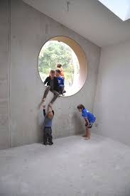 Modern House With Its Own Mountain Maisons Souterraines Maison Moderne Fenetre Ronde