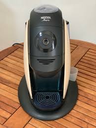 Διατίθενται σε δύο κυρίως μοντέλα, την nescafe alegria 8/60 combi η οποία διαθέτει μύλο άλεσης κόκκου espresso αλλά και στιγμιαία ροφήματα και την nescafe alegria 6/30 instant η οποία λειτουργεί μόνο με στιγμιαία ροφήματα. Instant Coffee Powder Coffee Machine Nescafe Alegria Coffee Machine Home Appliances Kitchenware On Carousell