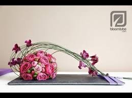 You can start with this base bundle of flowers separate them. Centro De Mesa Horizontal Youtube How To Make A Flower Arrangement Flower Arrangements Simple Flower Arrangements