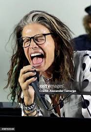 Steven Tyler performs and speaks with clients of Recovery Unplugged... Foto  jornalística