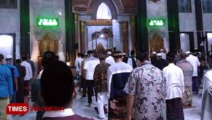 Hukum shalat gerhana matahari dan gerhana bulan adalah sunnah muakkadah (sangat dianjurkan). Mhwvu8c8iibp8m