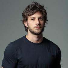 Nacido en vila velha, en el estado de espirito santo, el 30 de junio de 1992. Chay Suede Casting Agente Twogether Producoes Artisticas