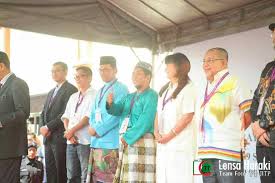 Kelihatan dua penyokong pas membetulkan bendera parti pada ceramah umum bersama calon pas sempena pilihan raya kecil (prk) p.132 port dickson di padang koboi teluk kemang, port dickson, negeri sembilan. 7 Calon Bertanding Prk Port Dickson Berita Parti Islam Se Malaysia Pas