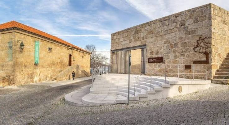 Quantas salas tem o Museu à Descoberta do Novo Mundo?