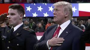 Ich war einst verloren, aber nun bin ich gefunden, war blind, aber nun sehe ich. Donald Trump Vergisst Text Von Nationalhymne Hanger Bei Football Finale Politik Ausland Bild De