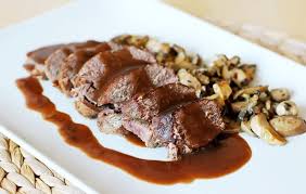 Roti De Biche Aux Airelles Et Champignons Sauvages Facile Recept Sous Vide Recepten Voedsel Ideeen Rundvleesrecepten