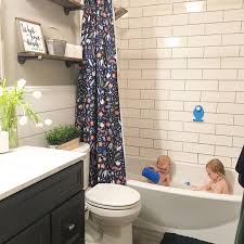 Bathroom Remodel Subway Tile Shiplap Dark Vanity Navy Blue Shower Curtain Twins In Tub Mo Badezimmer Umgestalten Badezimmer Renovieren Dusche Umgestalten