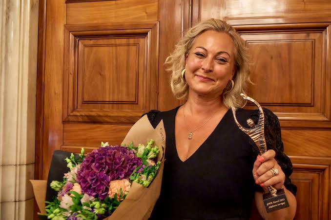 Stéphanie Surrugue for pris for sine skildringer af udlandsdanskere | Nyt fra DR | Դոկտ