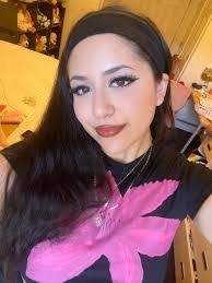 Hilary Barr's Instagram, Twitter & Facebook