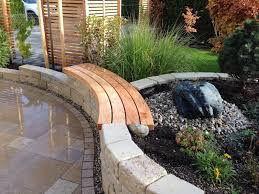 Trockenmauer Aus Jura Kalkstein Getrommelt Mit Sitzauflage Aus Osterreichischer Gebirgslarche Terrassenbelag Mit Bildern Terrassenbelag Garten Landschaftsbau Trockenmauer