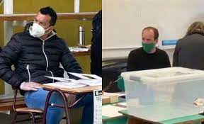 El capitán de colo colo está en la mesa 103 m en la escuela presidente riesco de maipú, captando la atención de los demás vocales y también de los. Esteban Paredes Y Kramer Sorprenden Como Vocales De Mesa