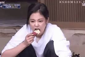 Jennie Eating Gif Jennie Eating Blackpink Discover Share Gifs Eating Gif Blackpink Eat