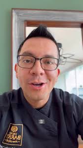 Delicia de hojaldre 800g de hojaldre 200g de salsa de tomate 100g de queso  (el que guste para fundir) 200g de jamón 150g de salchicha 150g de salsa  pesto 1 huevo para