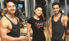 Gym Buddies Tiger Shroff Urvashi Rautela And Aayush Sharma Twin In Black Photo Inside Celebrities News India Tv
