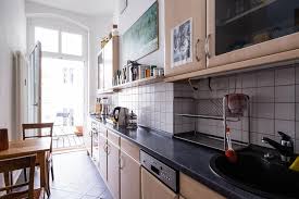 schon eingerichtete kuche mit balkonzugang und kleiner sitzgelegenheit berlin apartment kuchen inspiration kuche einrichten kleine kuche