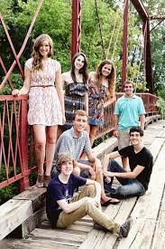 Take Senior Pictures With Your Best Friends Friendship Photoshoot Friend Photoshoot Group Photo Poses