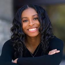 Amanda Wood's Instagram, Twitter & Facebook