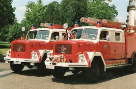 Links Das Lf16 Ts Welches Auch Der Wasserrettung Diente Und Rechts Das Lf16 Mit Seilwinde Feuerwehr Fahrzeuge Einsatzfahrzeuge Feuerwehrauto