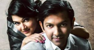 তোমার আমার টুকরো সুতোর বাঁধন যেন জাদুর মত টানছে আমায় আলতো করে বাঁধছে আমায়  ভাঙছে আমার সাধন তোমার চোখে আয়না দেখে চোখে চোখে গল্প করে রাত ...