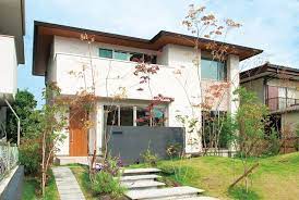 植栽と築山が美しく引き立てる白い外壁 住宅 外観 家 外観 ナチュラルモダン 家 外観