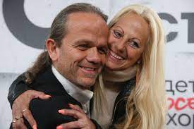 Dans un des derniers numéros de c'est mon choix présenté par evelyne thomas sur chérie 25, le comédien de 48 ans a accepté de témoigner sur le thème mon physique. Fort Boyard Passe Partout Amoureux Il Fait Une Rare Apparit Tele Star