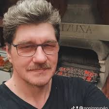 I need a man 🥰 Age doesn't matter ❤️ If you're 40 and above give me a hi 👋