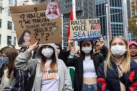 Climate change protesters are causing traffic chaos across sydney's cbd this morning. Chaos In Sydney S Cbd As Students Stage Climate Change Protest Daily Mail Online