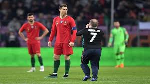 القنوات الناقلة لكأس العالم 2019 للشباب لكرة اليد بإسبانيا مباراة. Rt Arabic Ù…Ø´Ø¬Ø¹ÙˆÙ† ÙŠÙ‚ØªØ­Ù…ÙˆÙ† Ù…Ù„Ø¹Ø¨ Ù…Ø¨Ø§Ø±Ø§Ø© Ø§Ù„Ø¨Ø±ØªØºØ§Ù„ ÙˆÙ‡ÙˆÙ„Ù†Ø¯Ø§ Ù„Ù…Ø¹Ø§Ù†Ù‚Ø© Ø±ÙˆÙ†Ø§Ù„Ø¯Ùˆ ÙÙŠØ¯ÙŠÙˆ