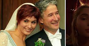 August 1993 gift med den 25 år yngre norske sangeren sissel kyrkjebø og fikk to døtre med henne: Sara Skoller