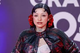 Mon Laferte, la artista que pasea hombres como si fueran perros y  escandaliza con un vídeo artístico sobre el sexo oral: Está bien causar  esta incomodidad | Famosos