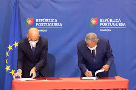 O poder executivo, que era exercido pelo presidente do conselho de ministros, estava subordinado ao poder moderador, que era exercido pelo imperador. Skiafawccdff M