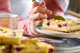 Sauerkirschen (den saft auffangen!) auf der masse verteilen und nochmals bei 180 °c ober den guss aus kirschsaft und tortenguss herstellen und auf dem kuchen verteilen. Schmandkuchen Vom Blech Rezept Von Backen De