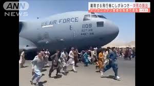 （4 日、アフガニスタン首都カブールで、爆発現場を巡視する治安部隊（ロイター＝共同） 【8 月 4 日 共同 】）. Mkredxcun2f Sm