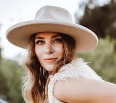 Debra Highsmith's Instagram, Twitter & Facebook