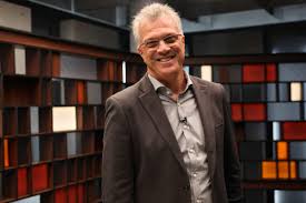 Pedro bial (rio de janeiro, 29 de março de 1958) é um jornalista e apresentador brasileiro de televisão, conhecido por apresentar os programas fantástico e big brother brasil. Pedro Bial Sobre Ser Pai Aos 59 Tinha Fechado A Fabrica Famosidades