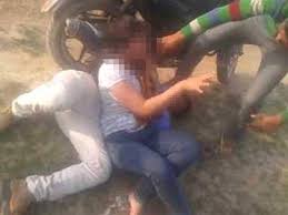 Desi vido hot bhabhy kapree dhote hue big gand. Young Girl Friend Beaten Up By Up Gang Video Posted On Whatsapp