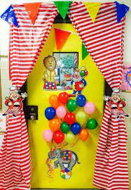 What a great way to bring in color and tie your theme together with this circus themed mobile. Imagem Preschool Aluno On