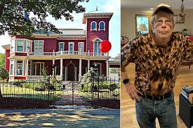 Stephen king, the king of horror. Horror King Stephen King To Turn His Maine House Into Museum And Writers Retreat Up Station Singapore