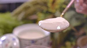 薑汁撞奶必勝秘訣 夢幻廚房在我家 薑汁撞奶的原理是利用薑汁裡的蛋白酶 薑醇與牛奶內的蛋白質發生化學反應而作用凝結 所以每樣物質缺一不可 牛奶溫度太低或太高 薑汁不足 撞奶的速度太慢造成分解 或使用低脂 無脂鮮奶或低蛋白質牛奶 都無法產生足