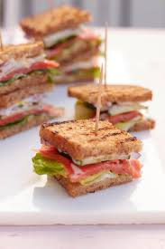 Clubsandwich Mit Gerauchertem Rotlachs Nach Bart Van Olphen Tastesheriff Rezept Kalte Sandwiches Lebensmittel Essen Club Sandwich