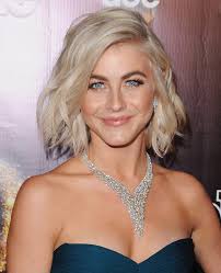 The shortness of this wavy hair evens out the wideness of the forehead, making for the perfect mix of cute and sexy. Short Haircuts How To Style A Bob In Textured Waves Hollywood Life