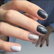 You have light grey nails, silver chrome and silver glitter. Pin By Roxi Sandu On Manikyur Trendy Nails Nails Gel Nails